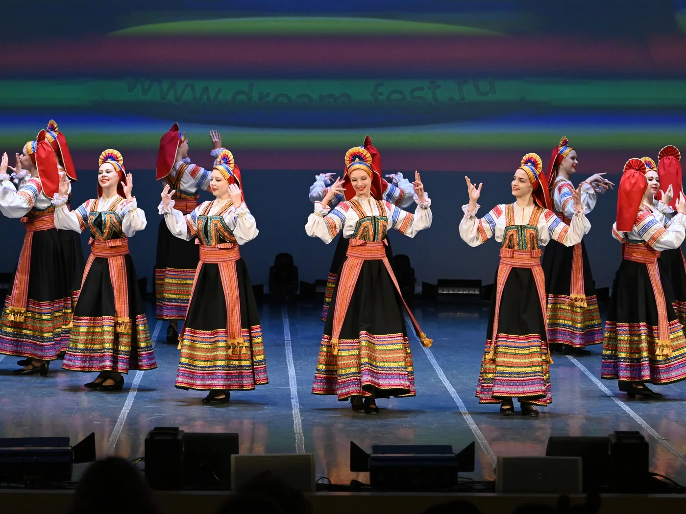 Женский ансамбль в русских народных костюмах на сцене