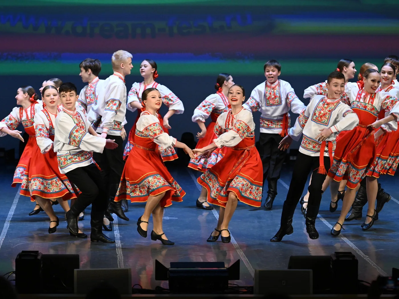 Сценический танец в красно-белых народных костюмах