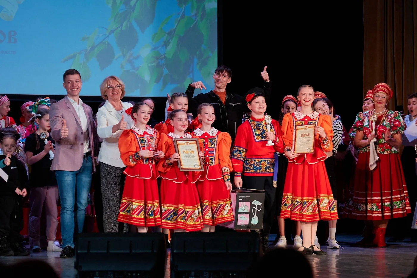 Участники коллектива в красных сценических костюмах